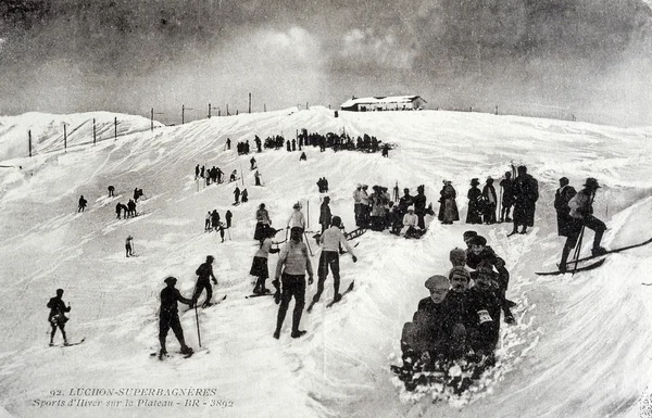 Stara pocztówka Luchon, sporty zimowe na płaskowyżu — Zdjęcie stockowe