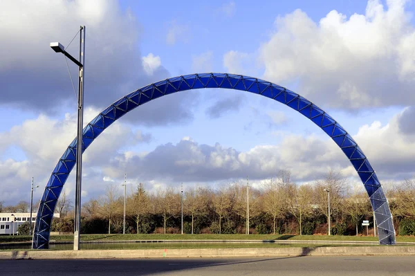 Blauer Bogen am Kreisverkehr — Stockfoto