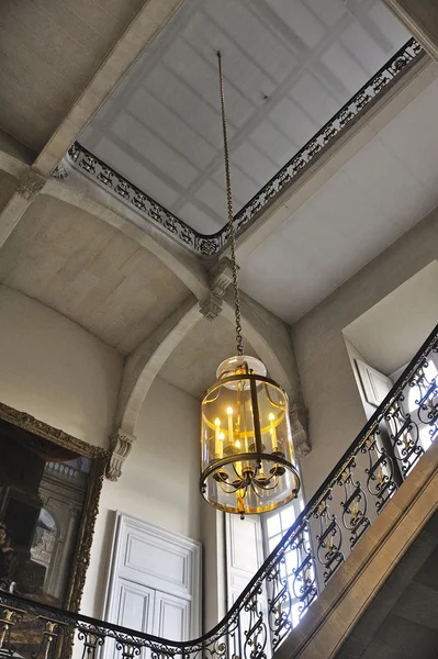 Uma escadaria monumental do palácio de Versalhes — Fotografia de Stock