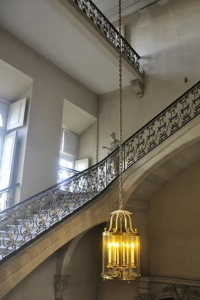 Una escalera monumental del palacio de Versalles — Foto de Stock