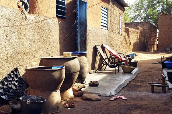 En gränd i bobo-dioulasso — Stockfoto