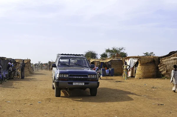 Un coche en medio de una mina de oro — Foto de Stock