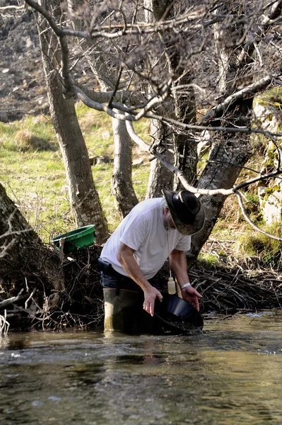 Excavadora de oro en Francia en el río Tarnon —  Fotos de Stock