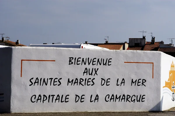 Vítejte v saintes-maries-de-la-mer — Stock fotografie