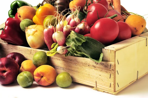 Caisses de fruits et légumes sur fond blanc en studio . — Photo