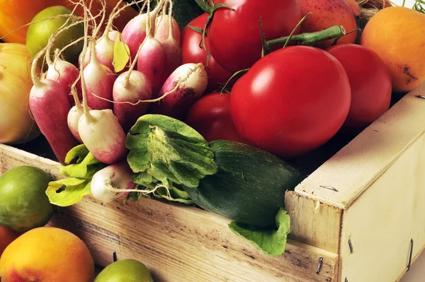 Kisten mit Obst und Gemüse auf weißem Hintergrund im Atelier. — Stockfoto