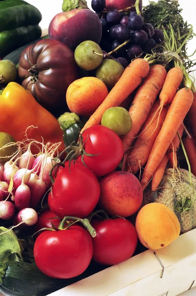 Casse di frutta e verdura su sfondo bianco in studio . — Foto Stock