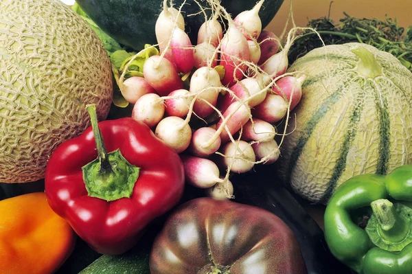 Casse di frutta e verdura su sfondo bianco in studio . — Foto Stock