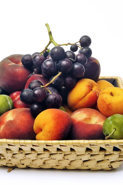 Cesta de frutas isoladas em fundo branco no estúdio — Fotografia de Stock