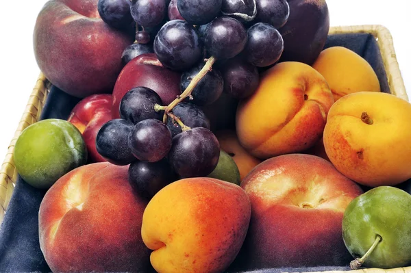 Cesta de fruta aislada sobre fondo blanco en estudio —  Fotos de Stock