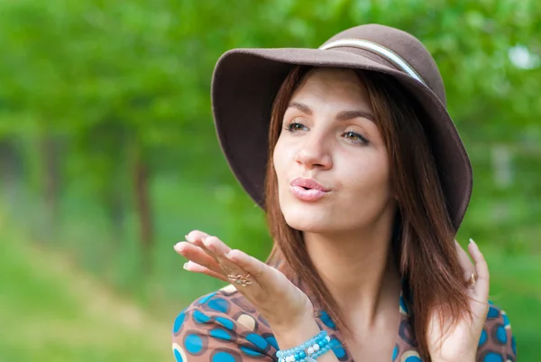 Mulher bonita usando chapéu enviando beijo — Fotografia de Stock