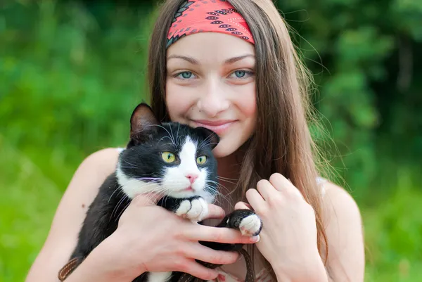 Jeune adolescente heureuse tenant chat — Photo