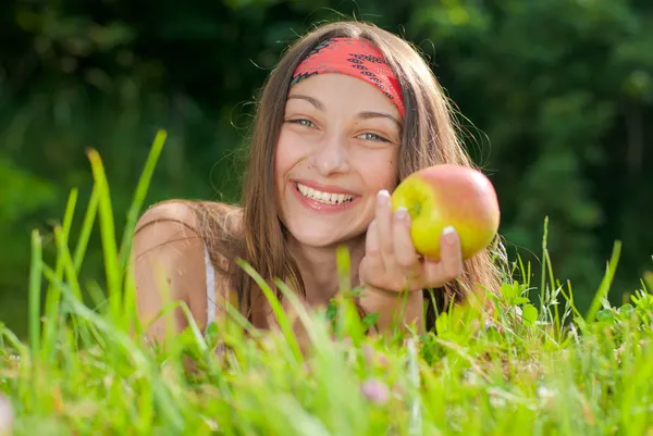 Jeune adolescente heureuse avec pomme — Photo