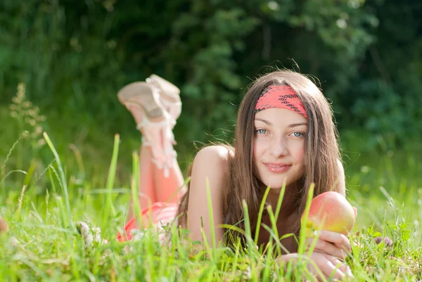 Unga glada tonårsflicka med äpple — Stockfoto