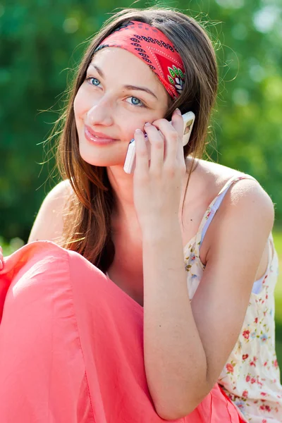 Молодая счастливая девочка-подросток звонит на мобильный — стоковое фото