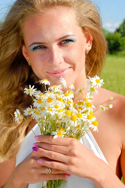 Bella giovane donna con trucco luminoso ritratto primo piano — Foto Stock