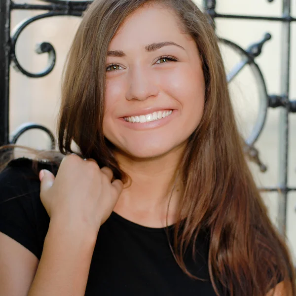 Jovem feliz sorridente mulher retrato — Fotografia de Stock