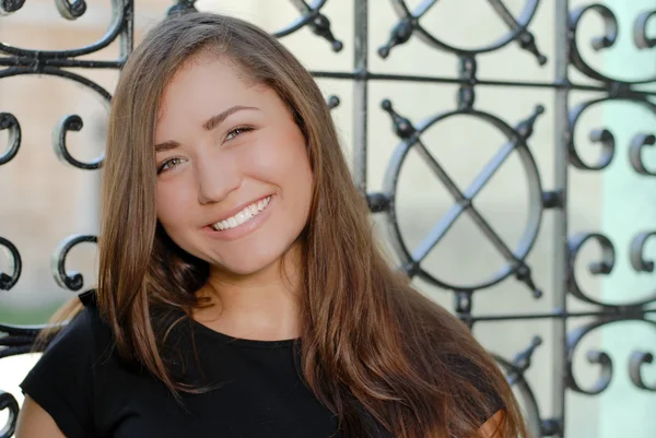 Jovem feliz sorridente mulher retrato — Fotografia de Stock