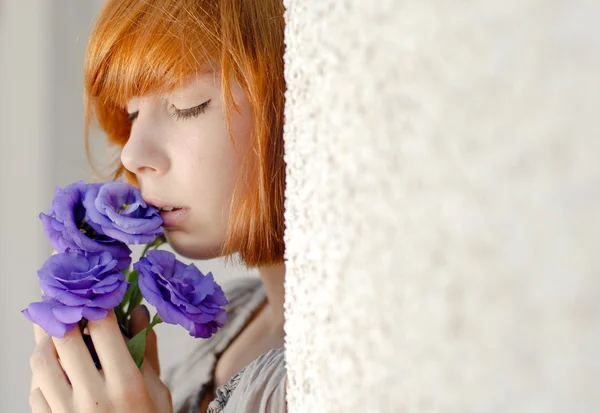 Mladá krásná zrzavá žena drží fialové růže čínská kopie — Stock fotografie