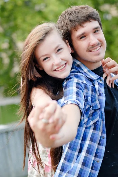 Jovem casal feliz abraçando na cidade — Fotografia de Stock