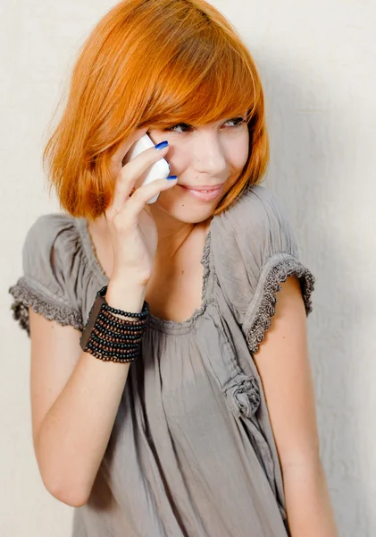 젊고 아름다운 여자가 휴대폰으로 얘기하는 모습 — 스톡 사진