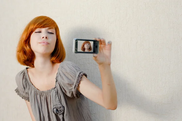Joven hermosa mujer tomando fotos de sí misma en el tacto móvil —  Fotos de Stock