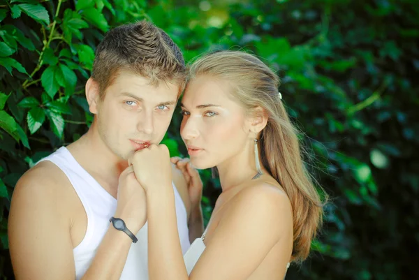 Young happy couple man and woman on date in green park — Stock Photo, Image