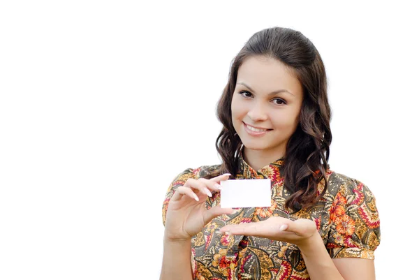 Joven feliz mujer de negocios sosteniendo tarjeta en blanco — Foto de Stock