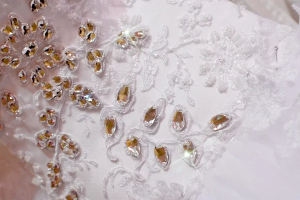 Détails de robe de mariée blanche avec cristaux brillants — Photo