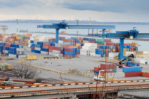 Porto marittimo internazionale di Odessa con container — Foto Stock