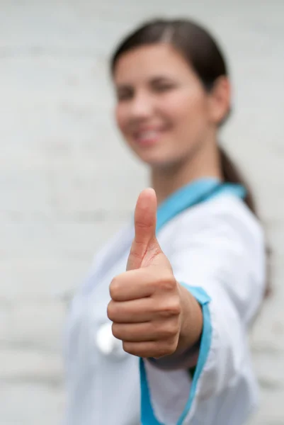 Unga framgångsrika kvinnliga medicinska grejer visar tummen — Stockfoto