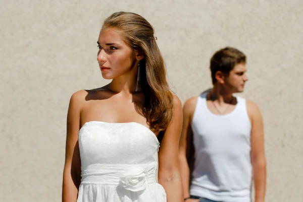 Jeune couple regardant dans des directions opposées — Photo