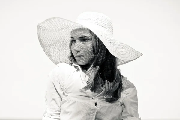 Joven hermosa mujer en retrato sombrero de playa blanco —  Fotos de Stock