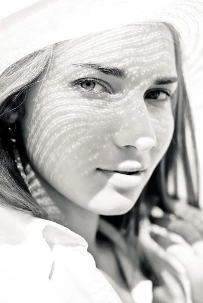 Unga vackra kvinnan i vit strand hatt porträtt — Stockfoto