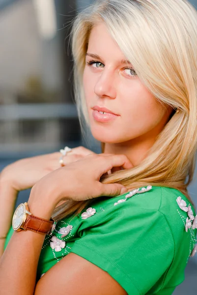 Portret młodej kobiety piękne blondynka — Zdjęcie stockowe