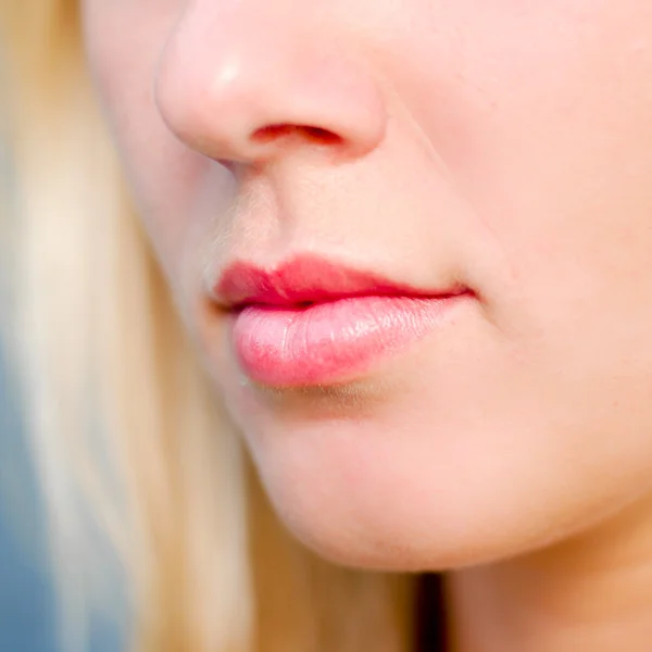 Junge Frau Lippen Nahaufnahme — Stockfoto