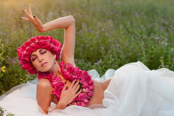 ウェディング ドレスとピンクの花輪を身に着けて若くてきれいな女性 — ストック写真