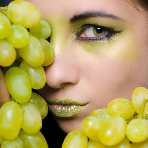 Joven hermosa mujer sosteniendo uvas verdes de cerca —  Fotos de Stock