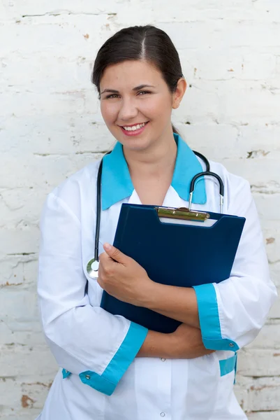 Mladí šťastná žena doktora — Stock fotografie