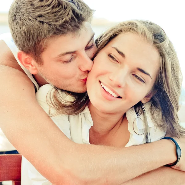 Jeune couple heureux embrassant tendrement — Photo