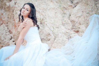 sands düşünceli arasında genç güzel gelin