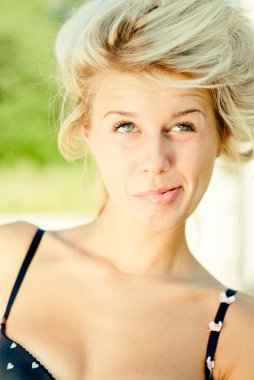 genç güzel kadın onun fringe patlatıyor