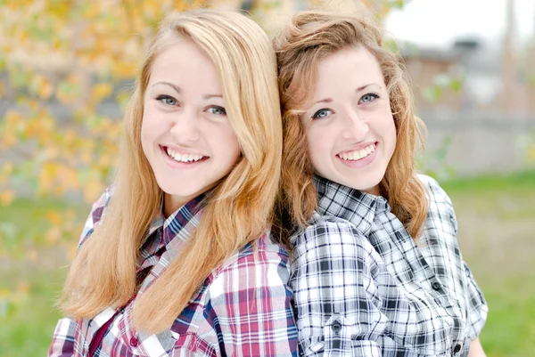Dva mladí přátelé dívka — Stock fotografie