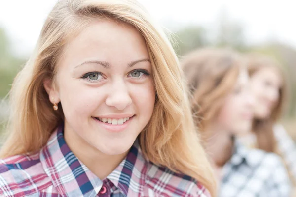 Молодая счастливая девушка подросток с друзьями — стоковое фото