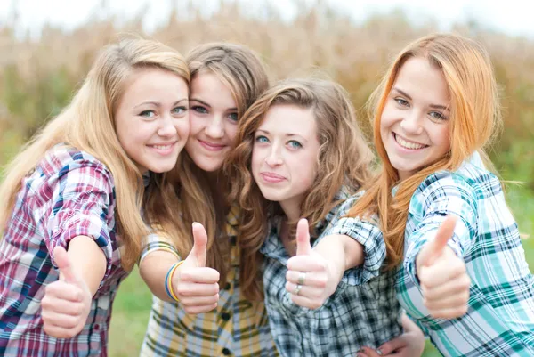 Tamam gösterilen dört mutlu genç kız arkadaş — Stok fotoğraf