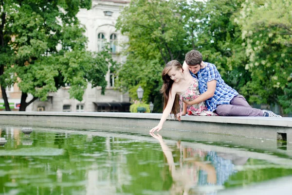 Jovem feliz sorrindo casal abraçando — Fotografia de Stock