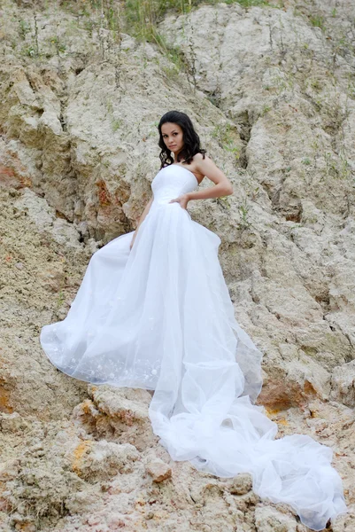 Mladá krásná nevěsta mezi písky promyšlené — Stock fotografie