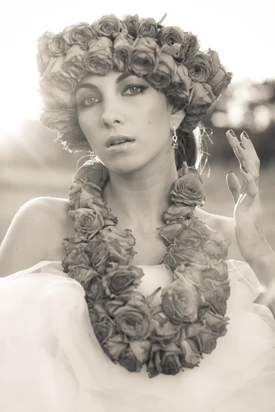 Giovane bella modella con corona di rosa — Foto Stock