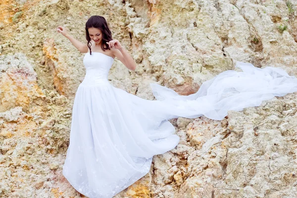 思慮深い砂の中で若い美しい花嫁 — ストック写真
