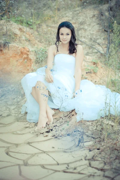 砂漠に座っている若い美しい花嫁 — ストック写真